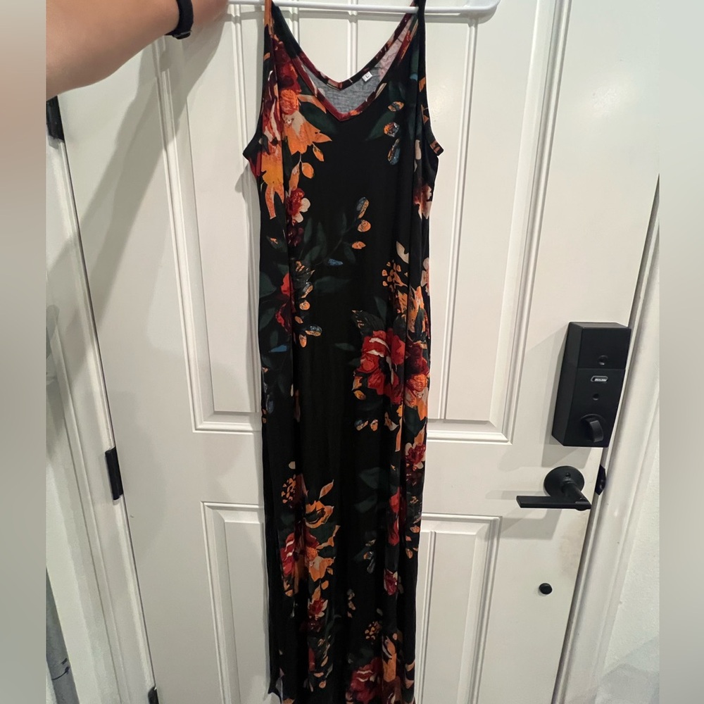 Elegant LARGE Flowy Floral Maxi Dress in Black and Red - Picture 8 of 9